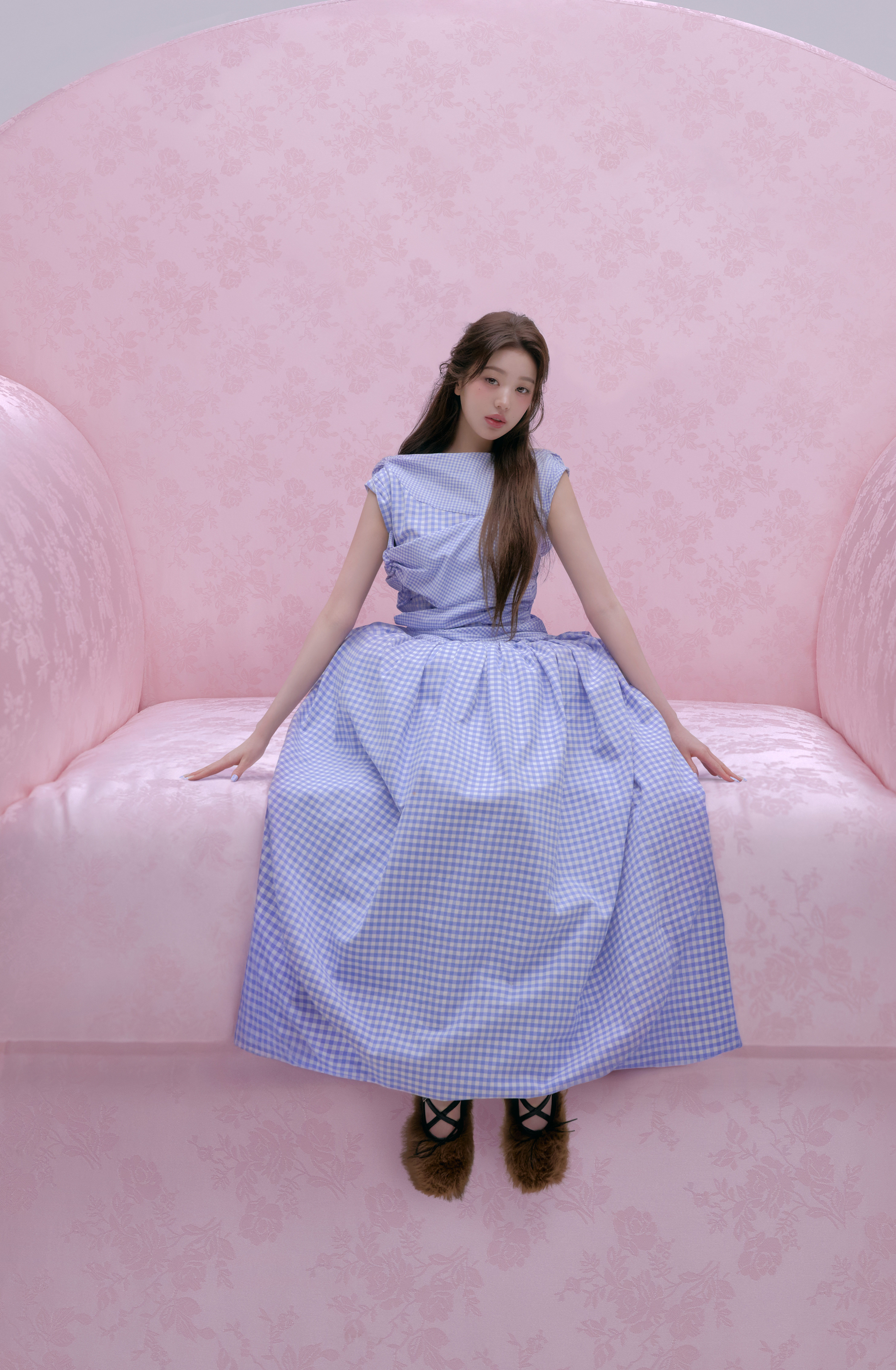 돌리 크리스틴 블랙 배너 이미지